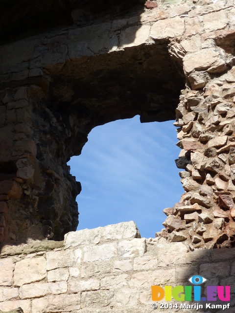 FZ003738 Denbigh Castle window